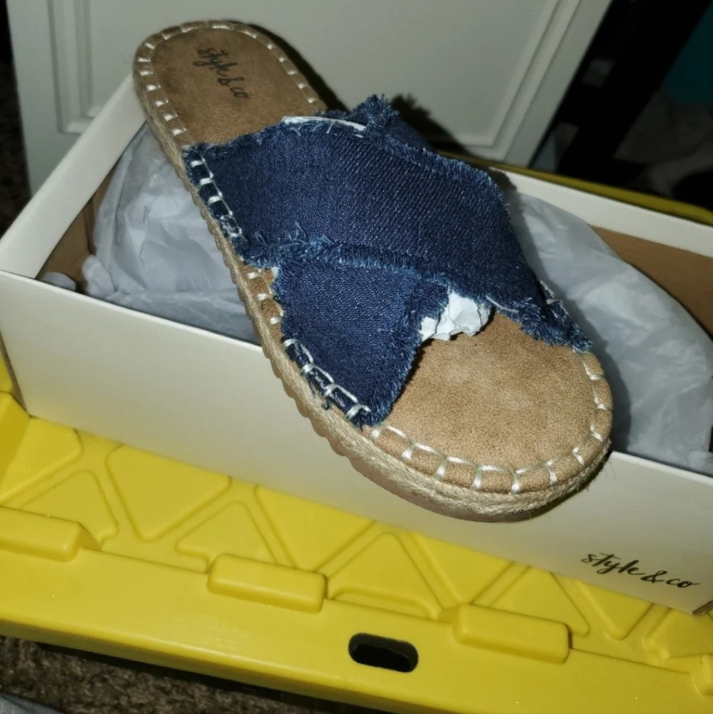 Sandals - Picture 1 of 3